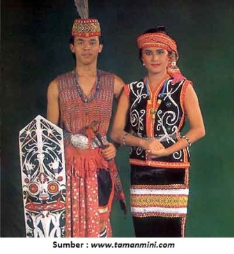 pakaian-adat-dayak-kalimantan-barat-pakaian-tradisional-dayak-kalimantan-barat-kalbar