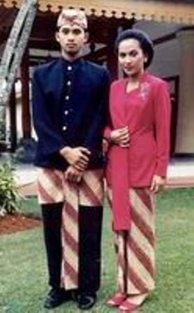 Download this Pakaian Adat Pengantin Betawi Tradisional Indonesia picture